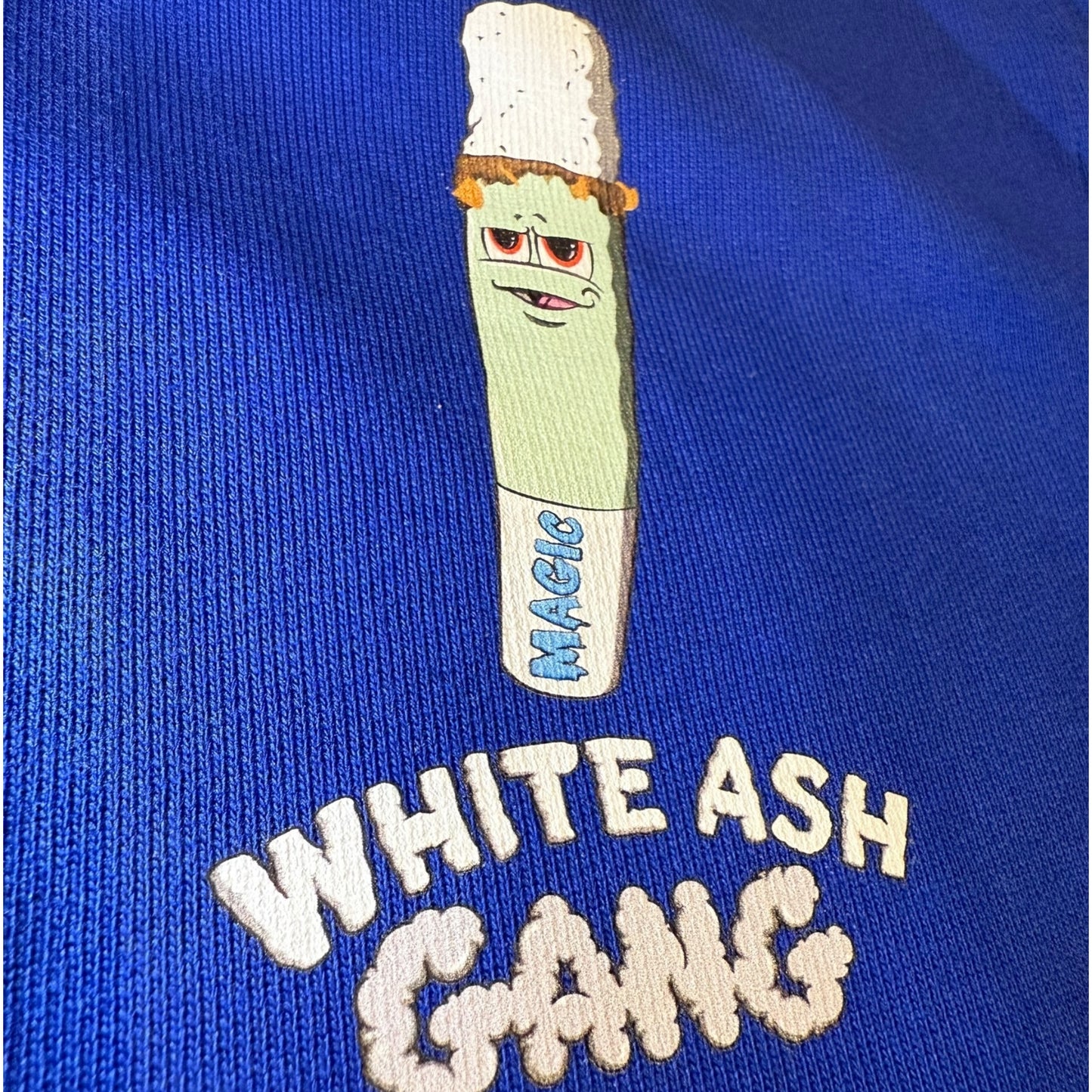Hoodie Magic King White Ash Gang bleu royal avec logo joint Magic devant et imprimé White Ash Gang dans le dos. Confort et style premium. Logo face.