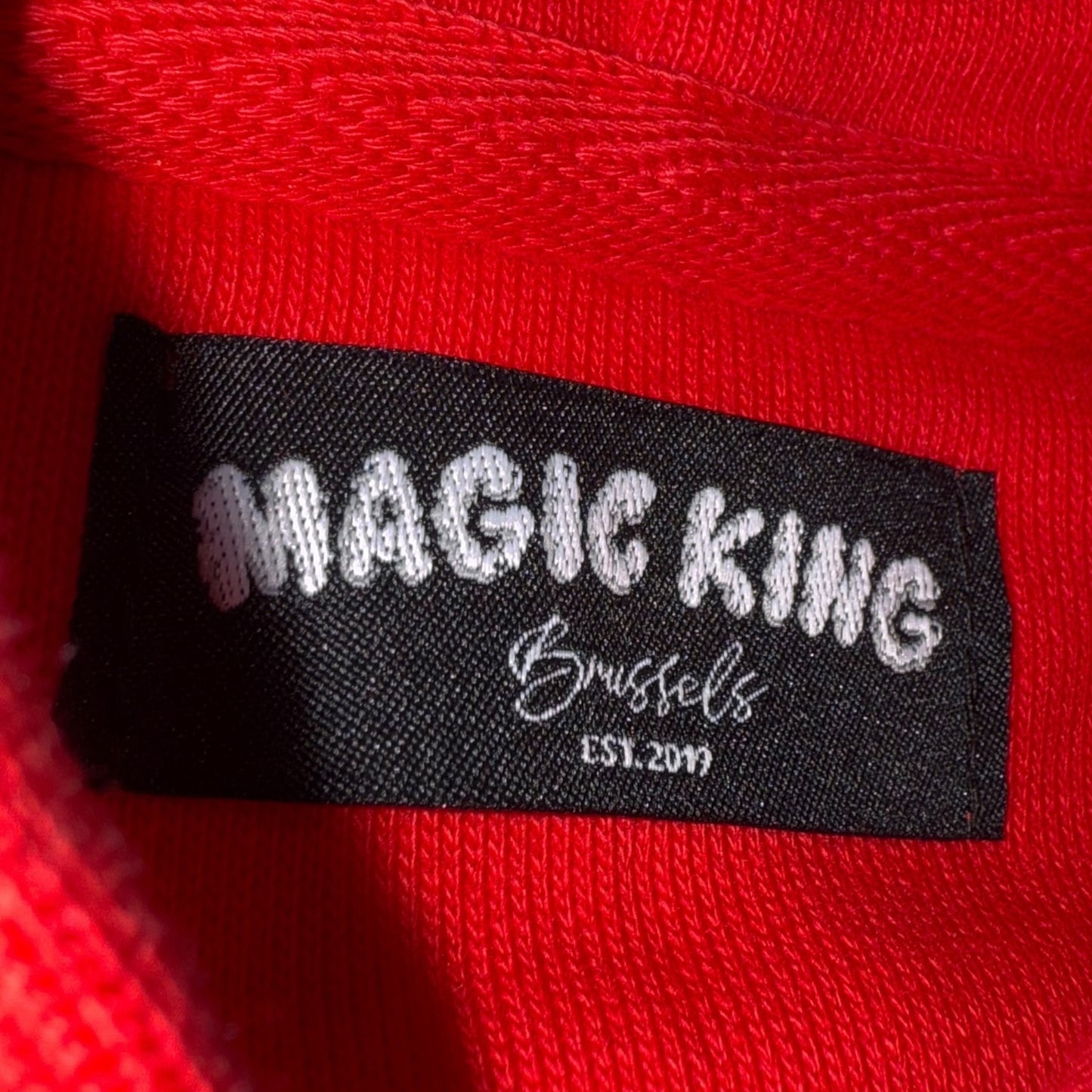 Hoodie Magic King White Ash Gang rouge avec logo joint sur le devant et marquage "White Ash Gang" dans le dos. Coupe urbaine, coton premium. Etiquette cou.