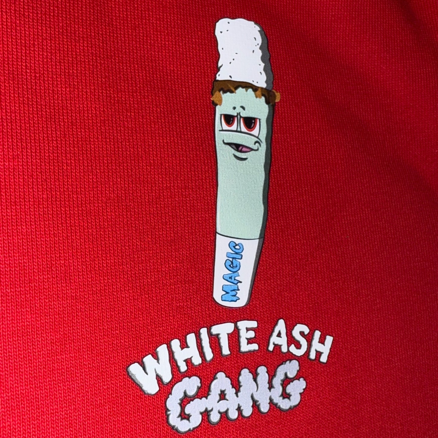 Hoodie Magic King White Ash Gang rouge avec logo joint sur le devant et marquage "White Ash Gang" dans le dos. Coupe urbaine, coton premium. Logo face.