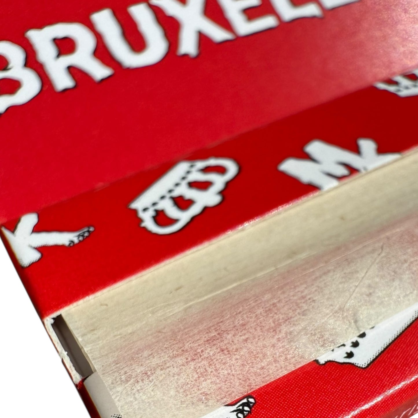 Zoom sur feuilles à rouler rouges Magic King en chanvre naturel non blanchi