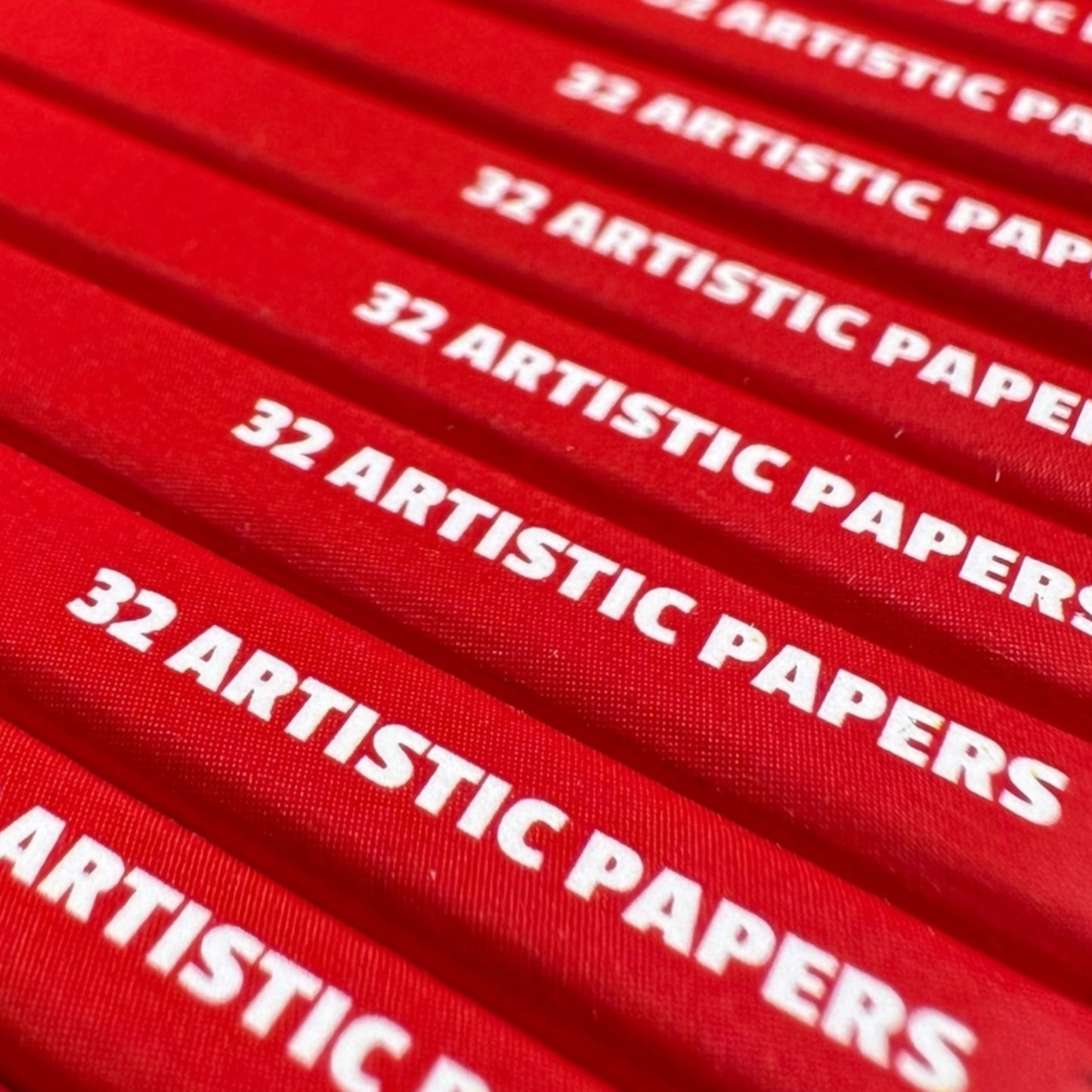 Gros plan sur l’inscription 32 feuilles sur le paquet rouge Magic King en chanvre