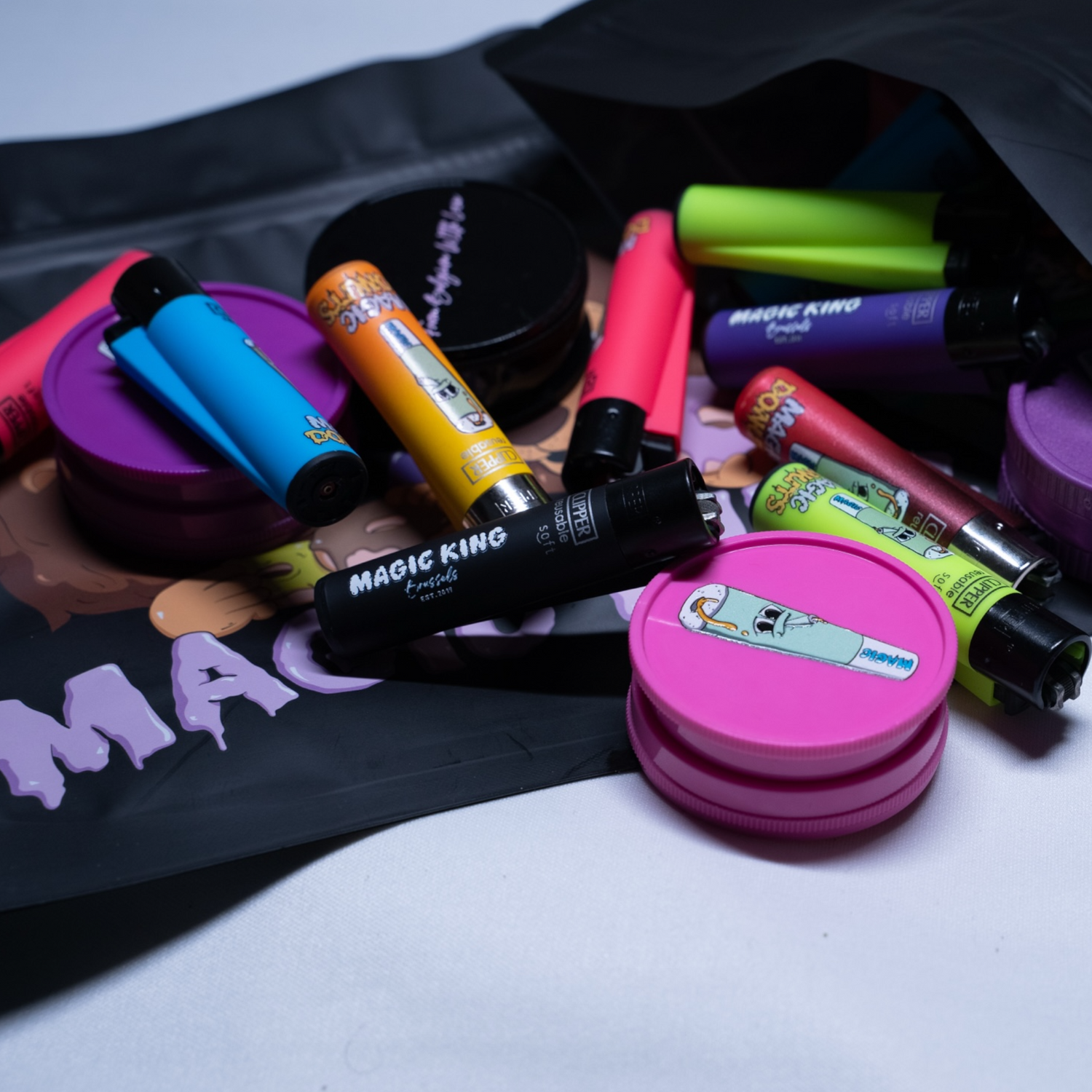 Accessoires Magic King : grinders, plateaux et briquets au design exclusif.