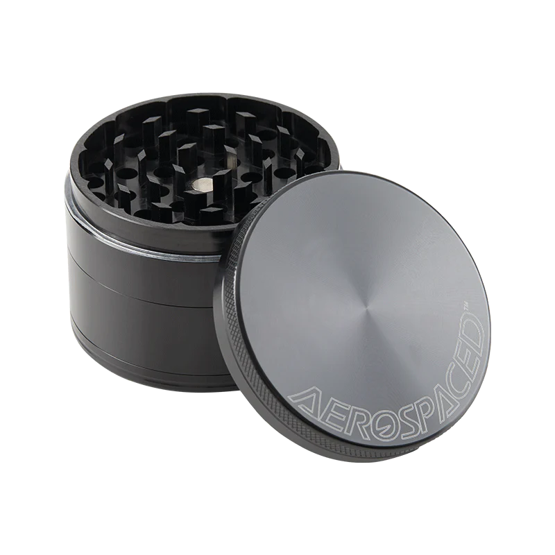 Grinder en aluminium noir Aerospaced By HS 63mm, 4 pièces avec tamis et récupérateur de pollen. Haute qualité pour une mouture parfaite.