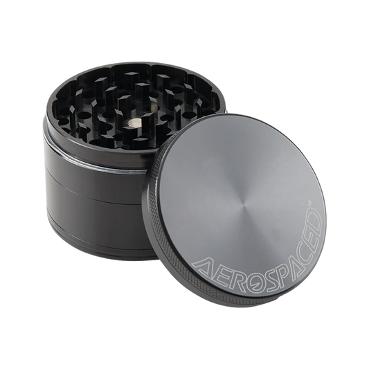 Grinder en aluminium noir Aerospaced By HS 63mm, 4 pièces avec tamis et récupérateur de pollen. Haute qualité pour une mouture parfaite.