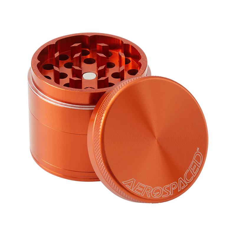 Grinder en aluminium orange Aerospaced By HS 50mm, 4 pièces avec tamis et récupérateur de pollen. Haute qualité pour une mouture homogène.