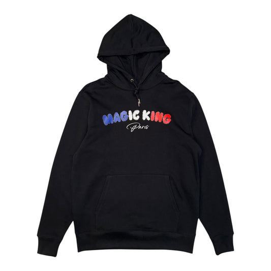Hoodie noir Magic King Paris brodé avec drapeau français – coton bio, coupe droite, édition exclusive.