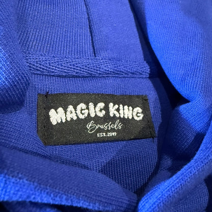 Hoodie Magic King White Ash Gang bleu royal avec logo joint Magic devant et imprimé White Ash Gang dans le dos. Confort et style premium. Etiquette cou.