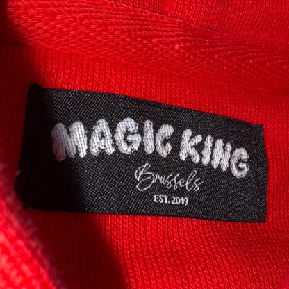 Hoodie Magic King White Ash Gang rouge avec logo joint sur le devant et marquage "White Ash Gang" dans le dos. Coupe urbaine, coton premium. Etiquette cou.