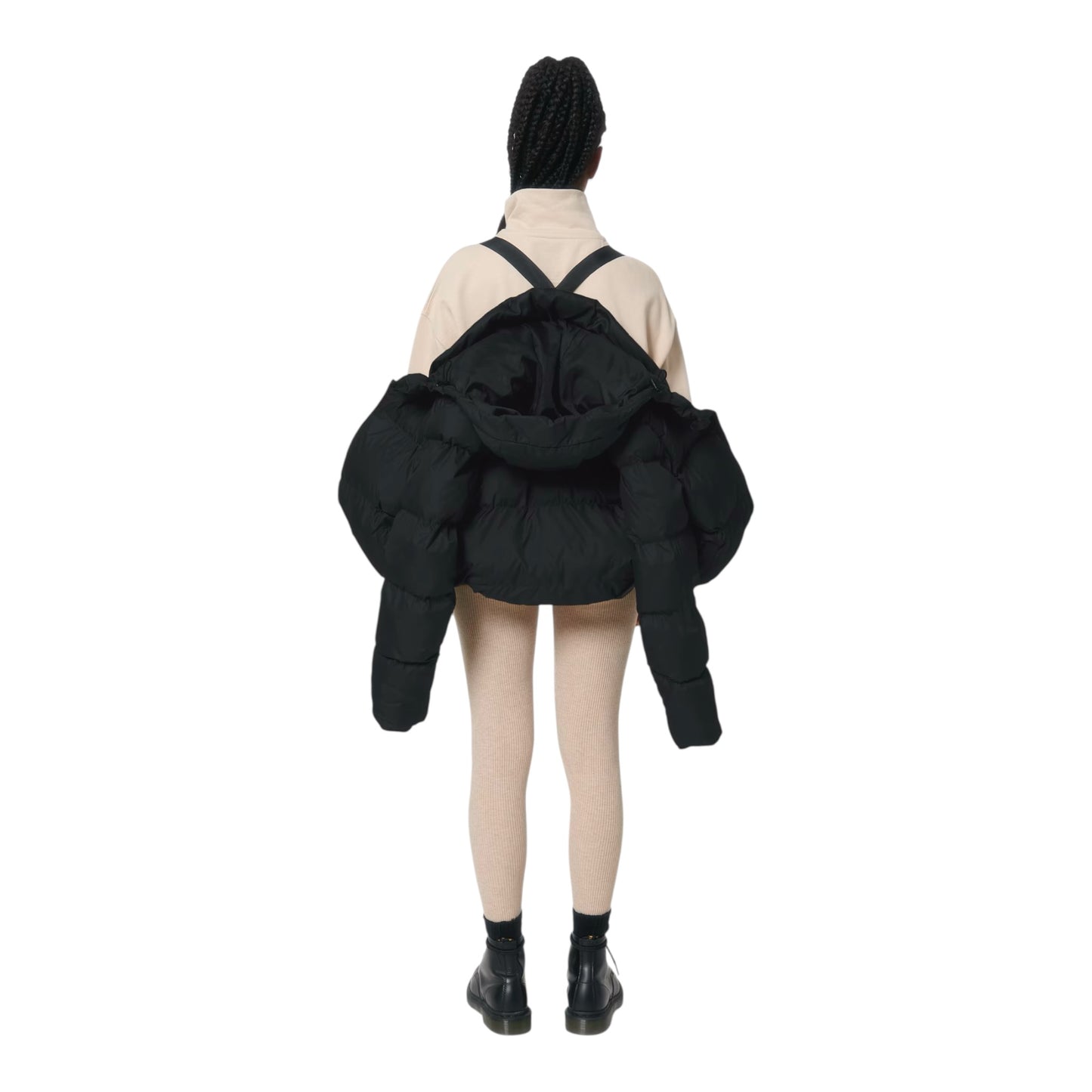 Femme portant la doudoune oversize noire Magic King MK Puffer