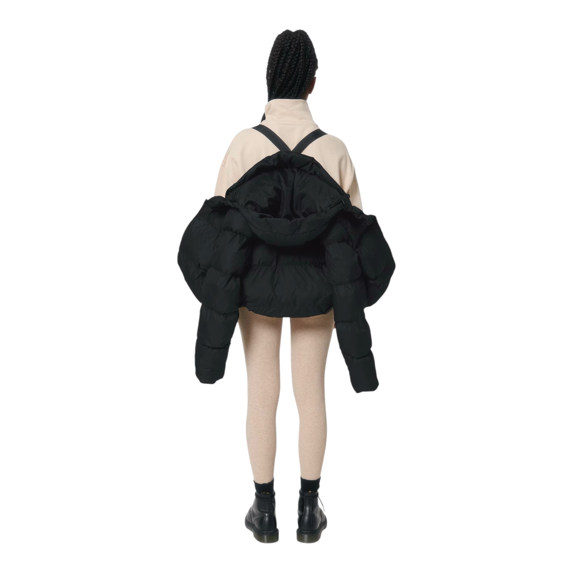 Femme portant la doudoune oversize noire Magic King MK Puffer