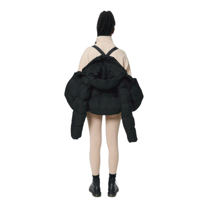 Femme portant la doudoune oversize noire Magic King MK Puffer